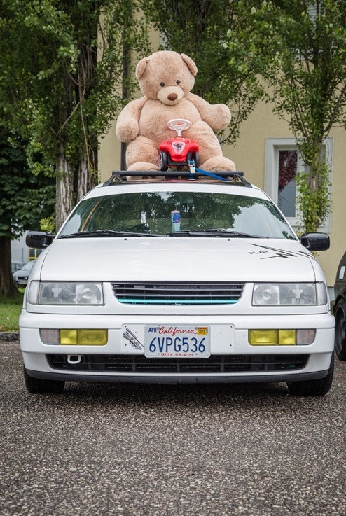 Old Timer mit Bär und Boby Car auf dem Dach