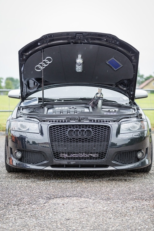 Audi besondere Motorhaube von innen